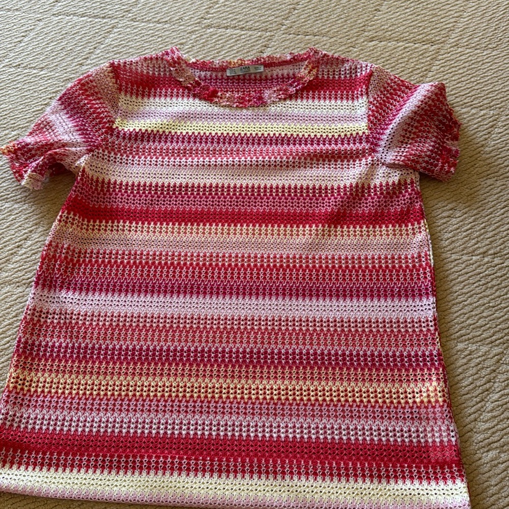 Short sleeved striped multicolored with details on sleeves and neck Zara shirt.